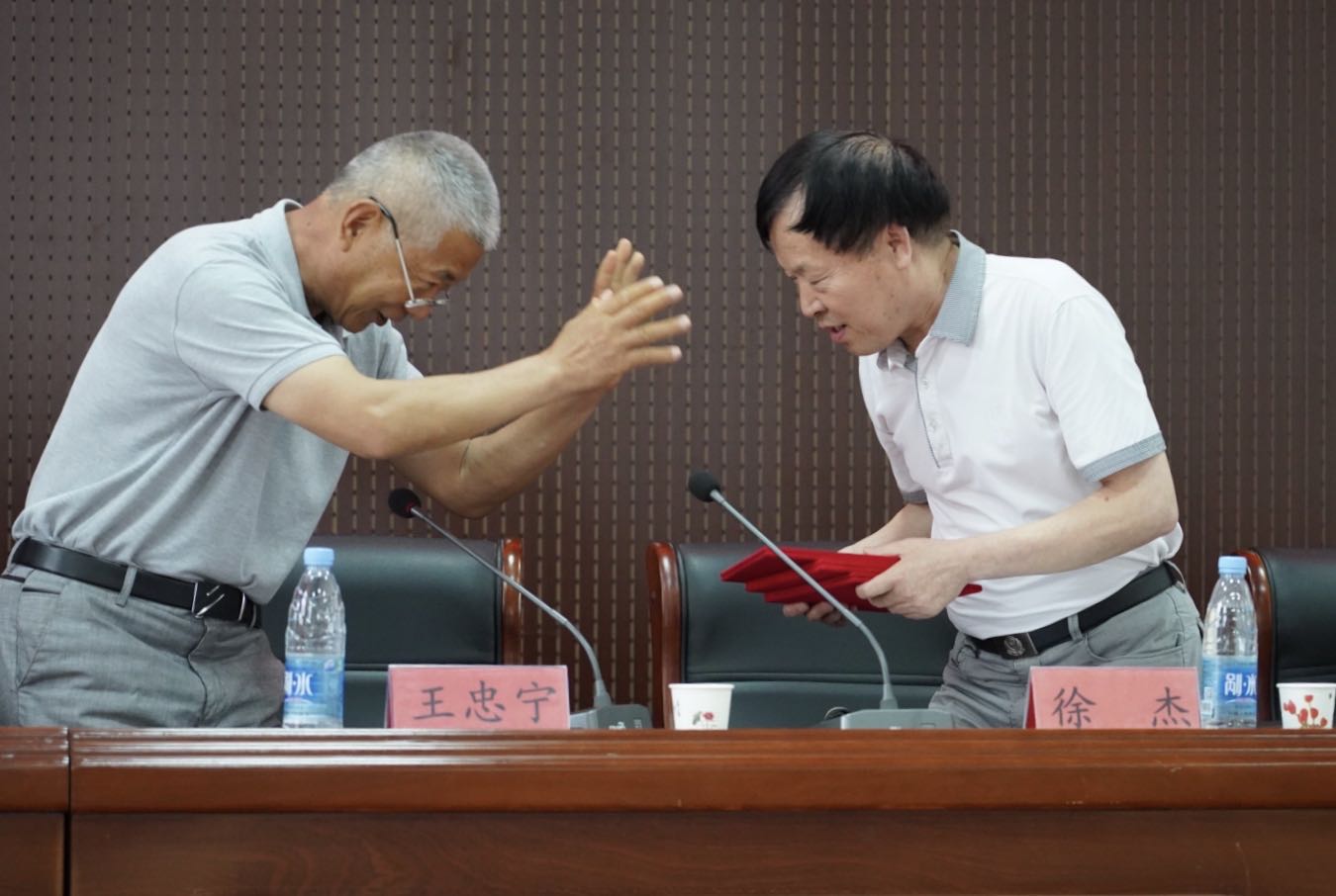 徐校长接受聘书.jpg